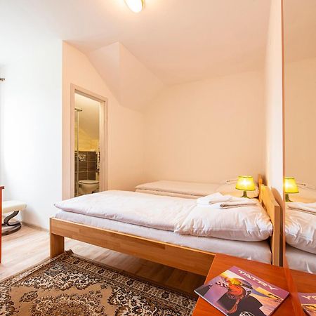 Penzion A Restauracia Lavender Motel Poprad Bagian luar foto