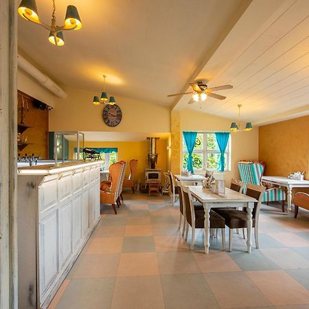 Penzion A Restauracia Lavender Motel Poprad Bagian luar foto