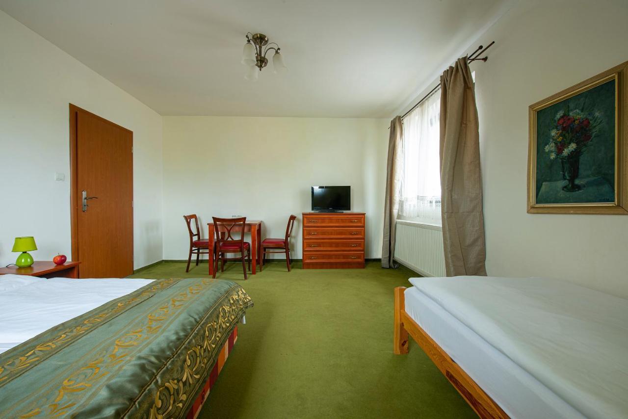 Penzion A Restauracia Lavender Motel Poprad Bagian luar foto