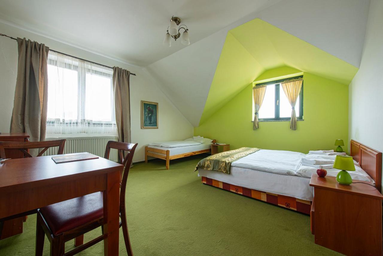 Penzion A Restauracia Lavender Motel Poprad Bagian luar foto