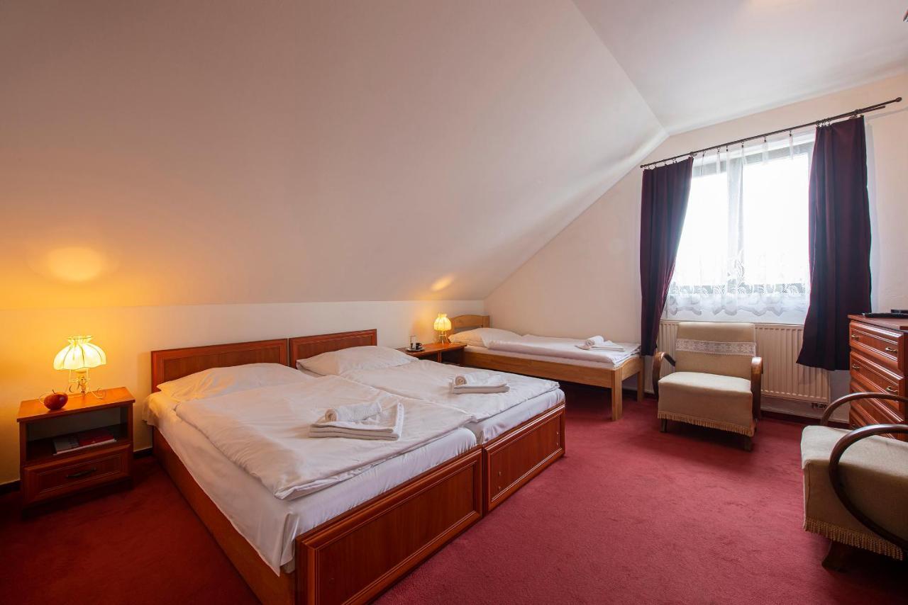 Penzion A Restauracia Lavender Motel Poprad Bagian luar foto