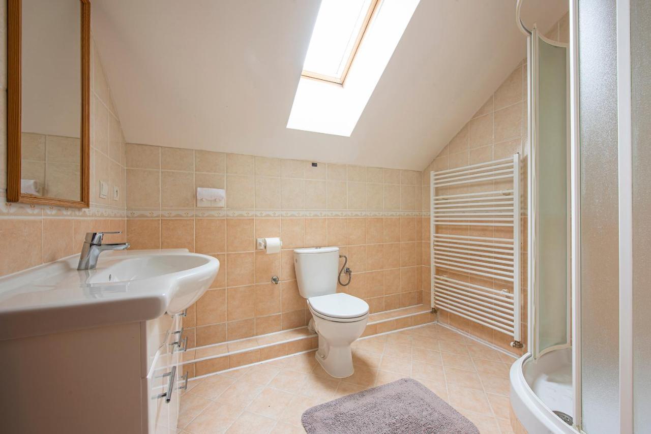 Penzion A Restauracia Lavender Motel Poprad Bagian luar foto