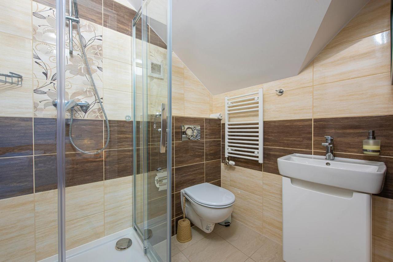 Penzion A Restauracia Lavender Motel Poprad Bagian luar foto