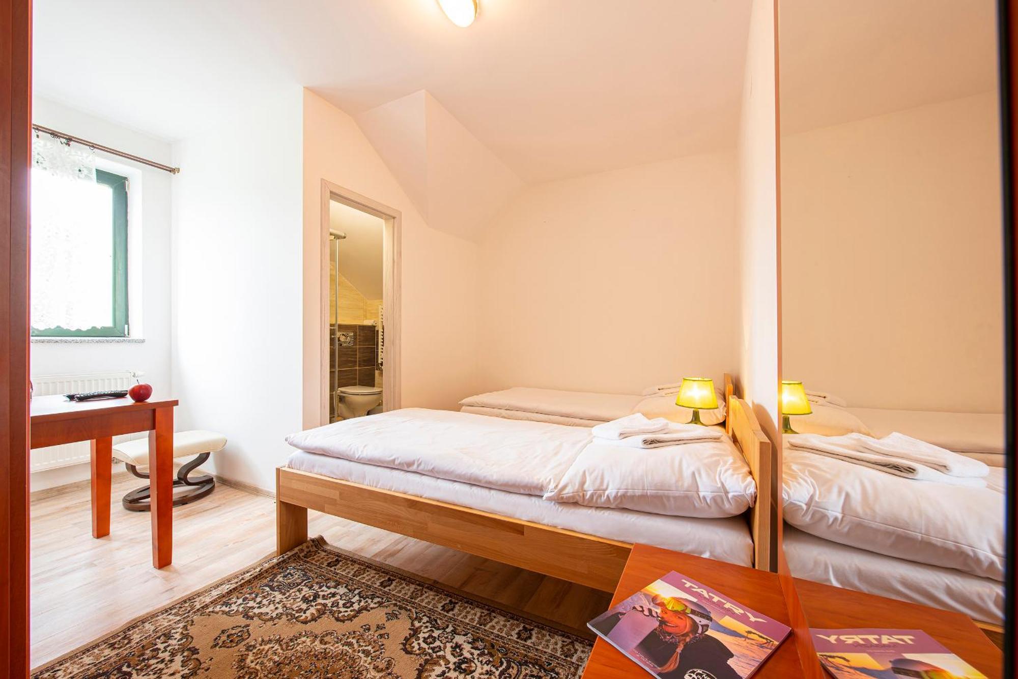 Penzion A Restauracia Lavender Motel Poprad Bagian luar foto