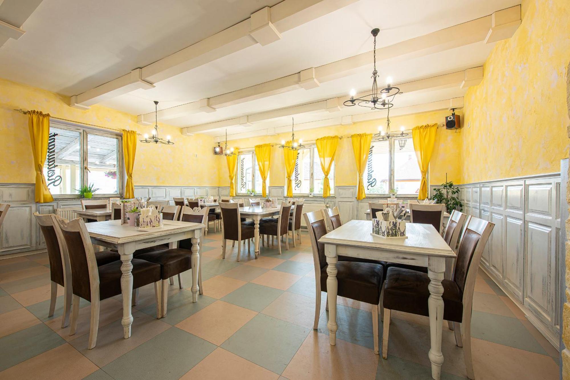 Penzion A Restauracia Lavender Motel Poprad Bagian luar foto