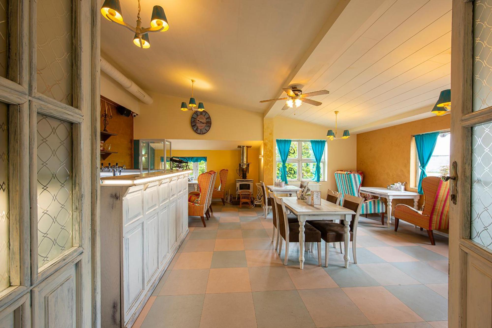 Penzion A Restauracia Lavender Motel Poprad Bagian luar foto