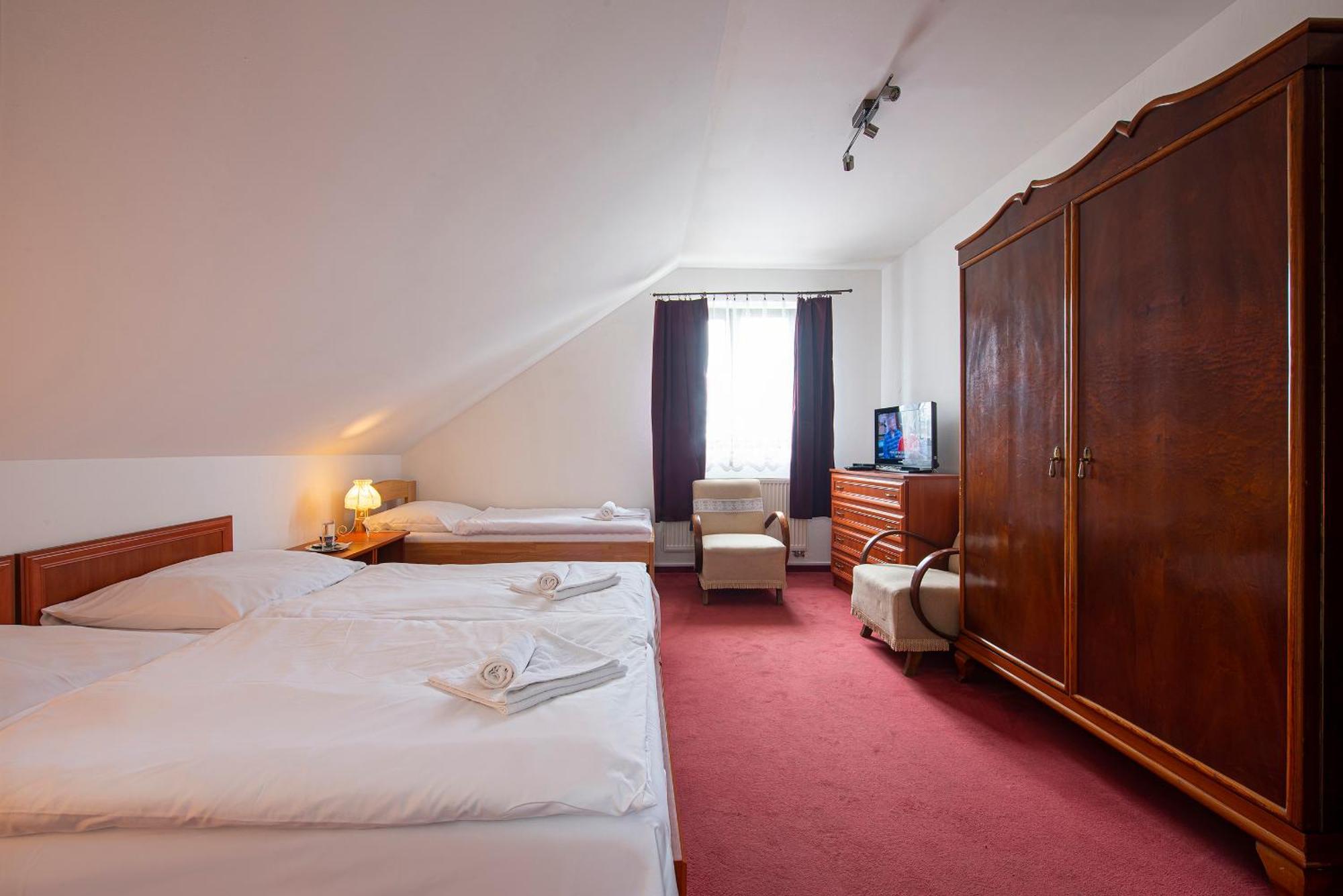 Penzion A Restauracia Lavender Motel Poprad Bagian luar foto