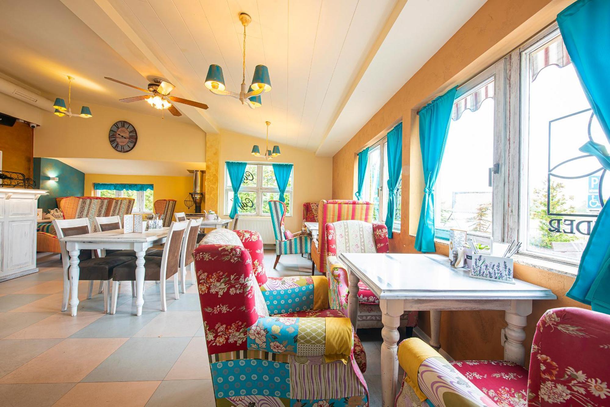 Penzion A Restauracia Lavender Motel Poprad Bagian luar foto