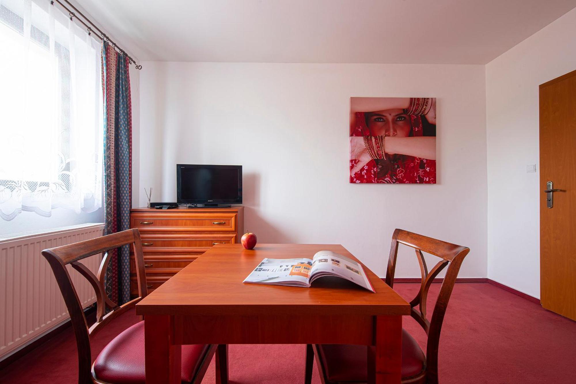 Penzion A Restauracia Lavender Motel Poprad Bagian luar foto