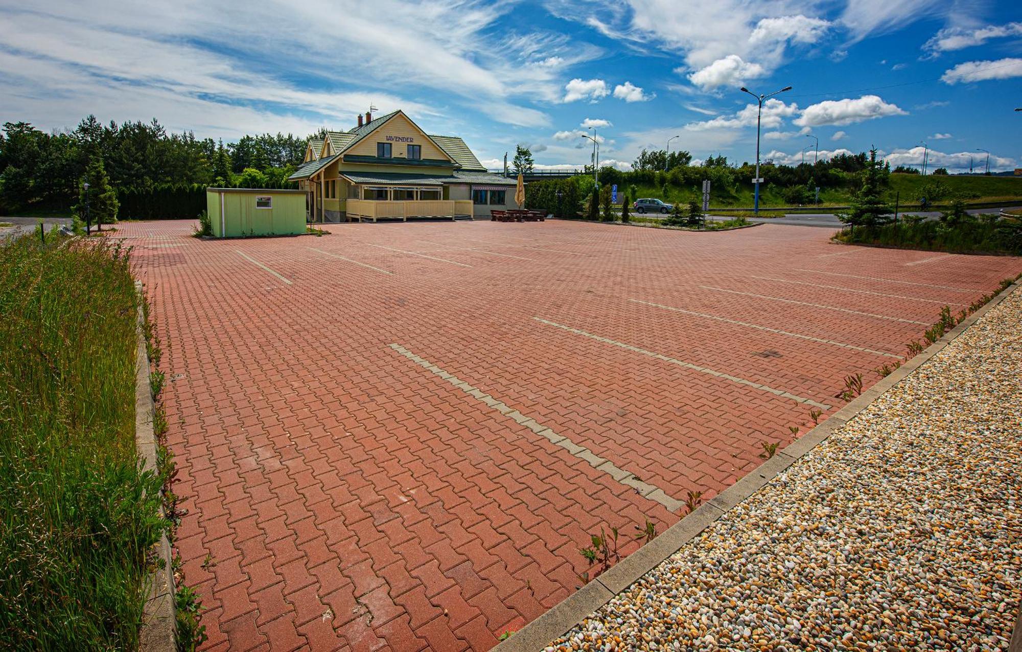 Penzion A Restauracia Lavender Motel Poprad Bagian luar foto