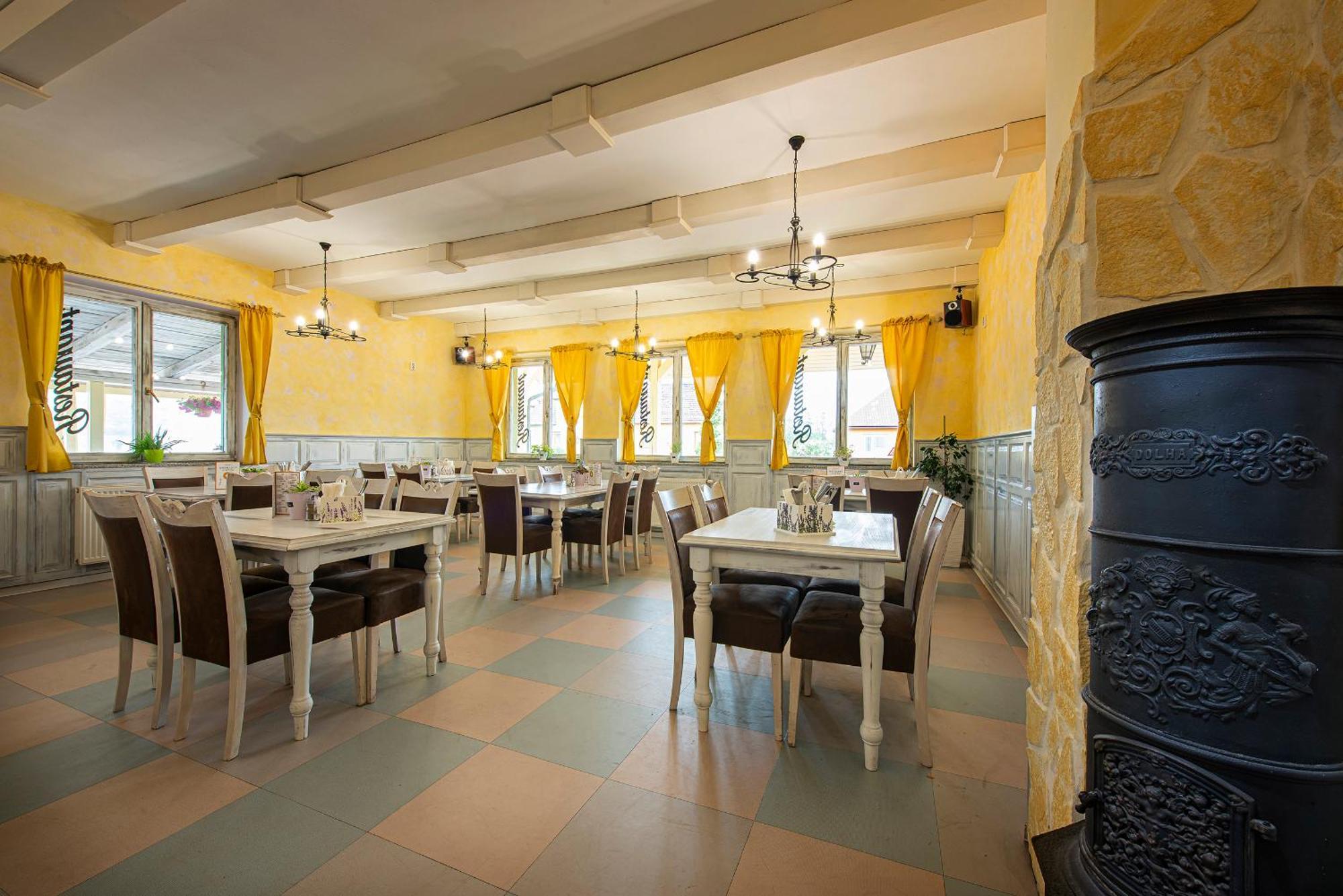 Penzion A Restauracia Lavender Motel Poprad Bagian luar foto