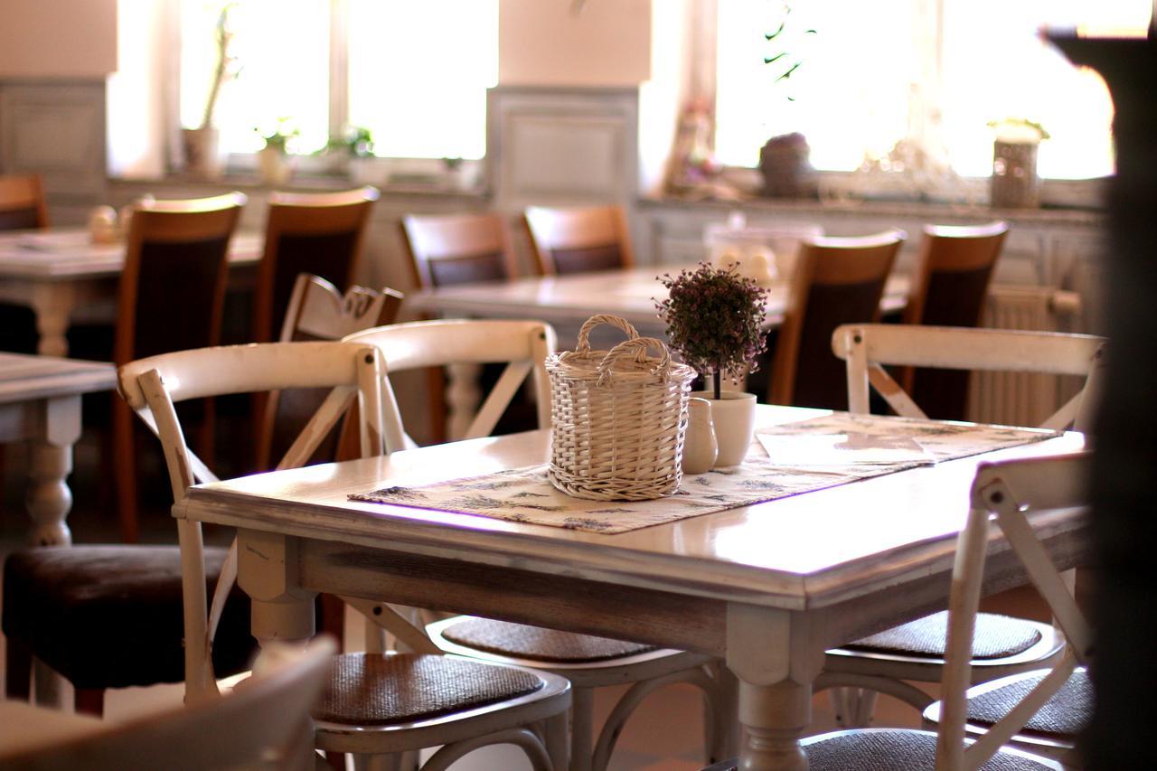Penzion A Restauracia Lavender Motel Poprad Bagian luar foto