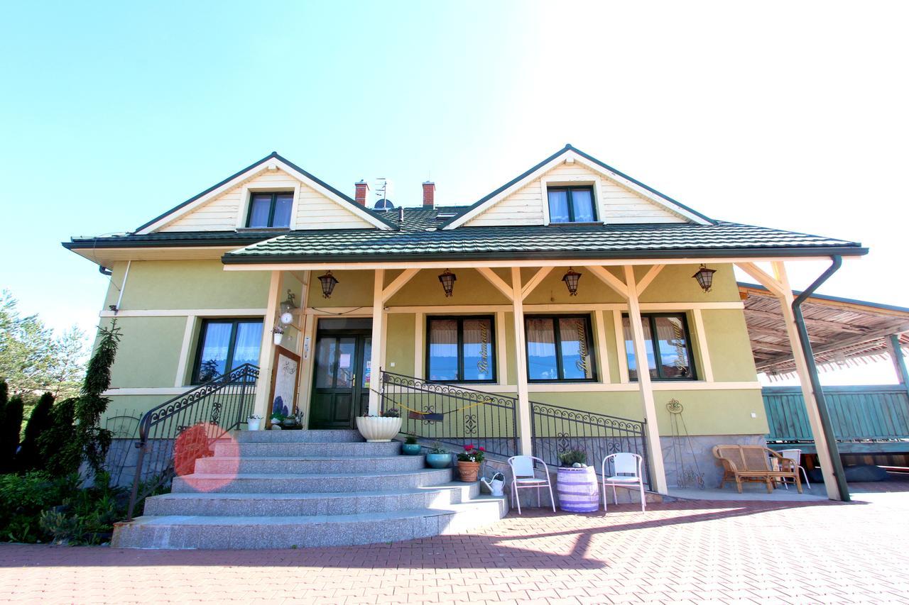 Penzion A Restauracia Lavender Motel Poprad Bagian luar foto